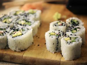 Sushi Maki inversé végétarien (California roll) avocat-concombre-fromage-herbes