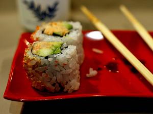 Sushi Maki inversé (California roll) saumon cuit-avocat-concombre-herbes