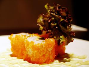Recette Sushi Maki inversé (California roll) thon cuit-avocat-oeufs de poisson 