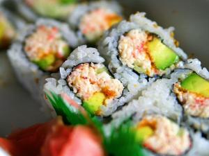 Recette Sushi Maki inversé (California roll) saumon cuit-avocat-concombre-oignons frits 