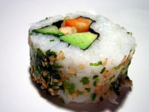 Recette Sushi Maki inversé (California roll) avocat-concombre-fromage-oignon 