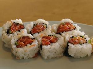 Sushi Maki inversé (California roll) thon cuit-avocat-concombre-oignon