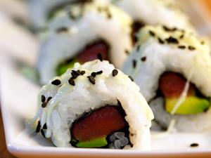 Recette Sushi Maki au saumon et à l'avocat (sans algue) 