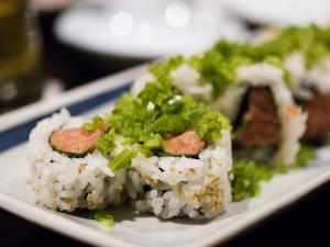 Recette Sushi Maki inversé (California roll) saumon-avocat-oignons frits 