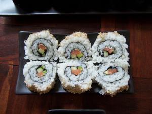 Recette Sushi Maki inversé (California roll) saumon fumé-avocat-concombre-herbes 