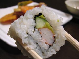 Sushi Maki inversé (California roll) surimi-concombre-avocat-herbes