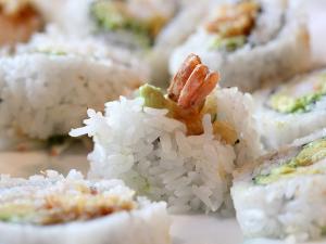 Recette Sushi Maki inversé (California roll) crevette-avocat-oignons frits 