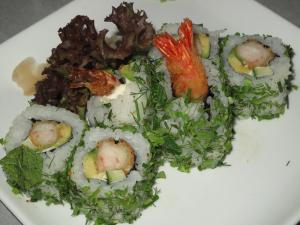 Recette Sushi Maki inversé (California roll) crevette-avocat-concombre-herbes 