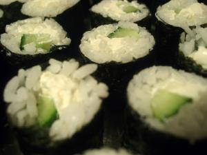 Recette Sushi Maki concombre - fromage - graines de sésame  