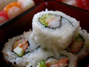 Recette Sushi Maki inversé (California roll) surimi-avocat-concombre 