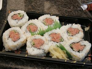 Sushi Maki inversé (California roll) thon cuit-avocat-concombre 